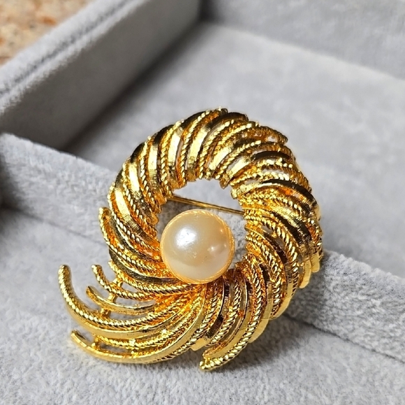 Elegant Gold Swirl Brooch with Pearl Accent - Picture 1 of 17
